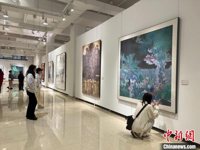 圖為全國青年教師中國畫學(xué)術(shù)邀請展吸引學(xué)生觀展。　鐘旖 攝