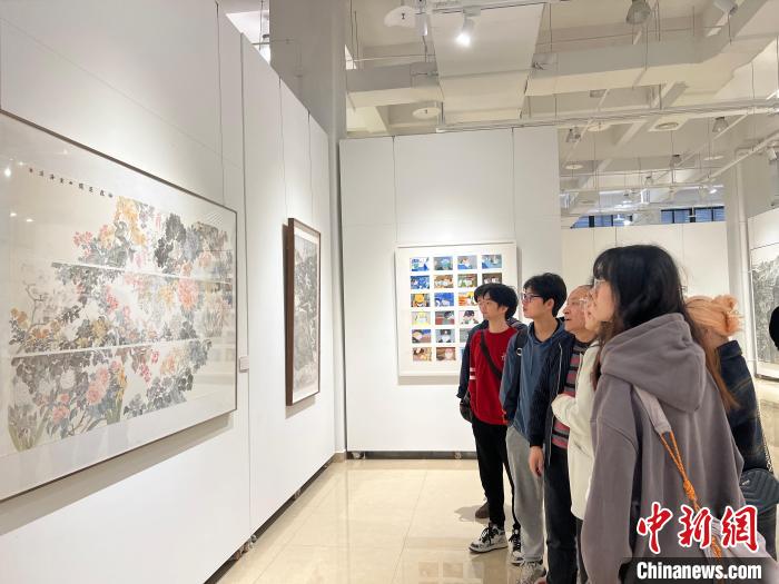圖為全國青年教師中國畫學(xué)術(shù)邀請展現(xiàn)場。　鐘旖 攝