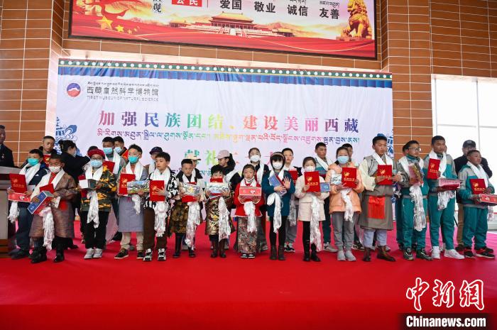 圖為部分獲獎學(xué)生合影?！≮w朗 攝