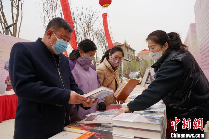 圖為民眾在活動(dòng)現(xiàn)場購書。　馬銘言 攝