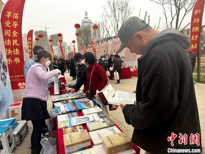 圖為民眾在活動(dòng)現(xiàn)場讀書、購書?！±铍h 攝
