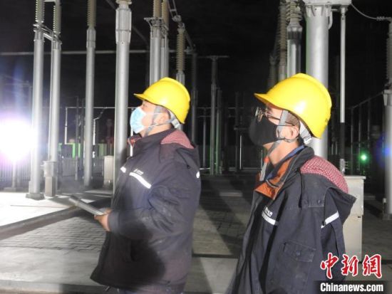 圖為5月10日凌晨，國網青海檢修公司柴達木換流站運維人員在進行柴拉直流系統(tǒng)停電操作?！∫杂?攝