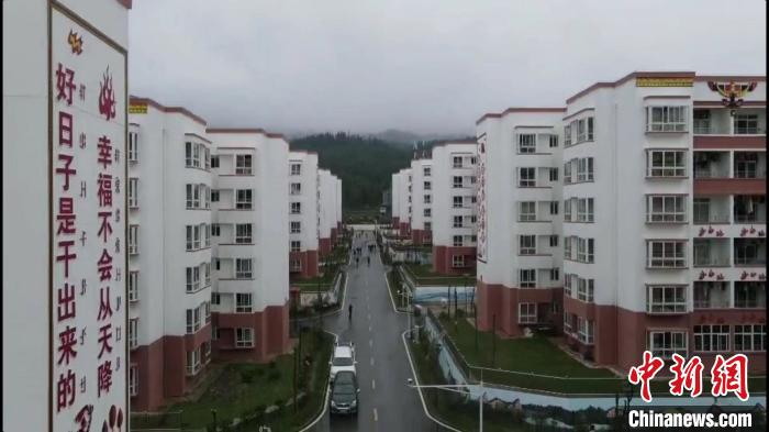 越西縣最大的易地扶貧搬遷安置點(diǎn)——城北感恩社區(qū)。　何浠 攝