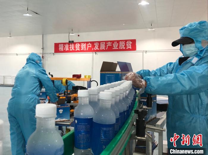 圖為阿里地區(qū)措勤縣某飲用水加工公司，該公司以“基地+公司+貧困民眾”為運營模式，帶動貧困民眾68戶232人?！≈x牧 攝