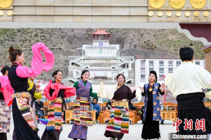 圖為西藏昌都市洛隆縣易地搬遷安置點阿托卡小康示范新村村民載歌載舞慶脫貧(資料圖)?！『闻罾?攝