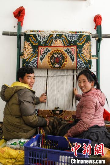 圖為1月15日，在日喀則市謝瑪氆氌農(nóng)村合作社，拉孜村一對夫婦在編織卡墊(資料圖)?！≮w朗 攝