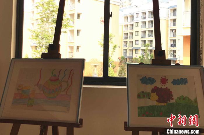 圖為會澤縣城易地扶貧搬遷點一所小學(xué)內(nèi)擺放著的學(xué)生畫作?！】姵?攝