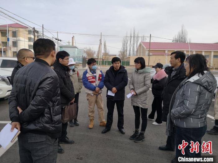 圖為青海大學(xué)工作人員正在現(xiàn)場(chǎng)考察該項(xiàng)目進(jìn)行情況?！±罱瓕?攝