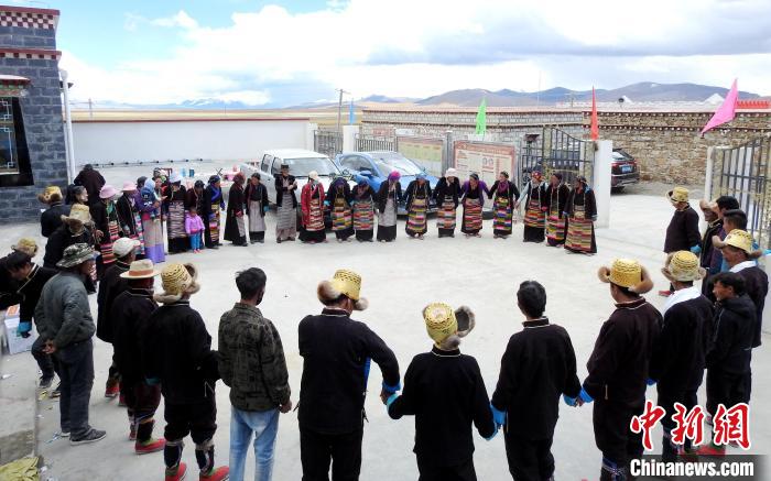 圖為普瑪江塘鄉(xiāng)民眾載歌載舞?！±丝ㄗ涌h網(wǎng)信辦供圖