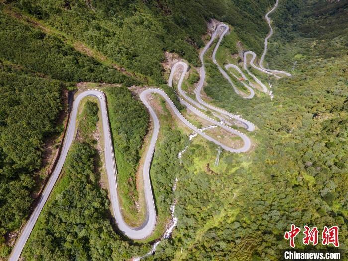圖為西藏山南錯那縣的盤山公路，錯那縣被命名為全國“四好農(nóng)村路”示范縣?！〗w波 攝