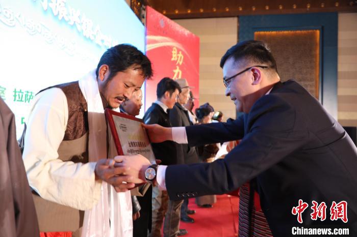 圖為拉薩市銀企對(duì)接洽談會(huì)現(xiàn)場(chǎng)?！「裆愔?攝