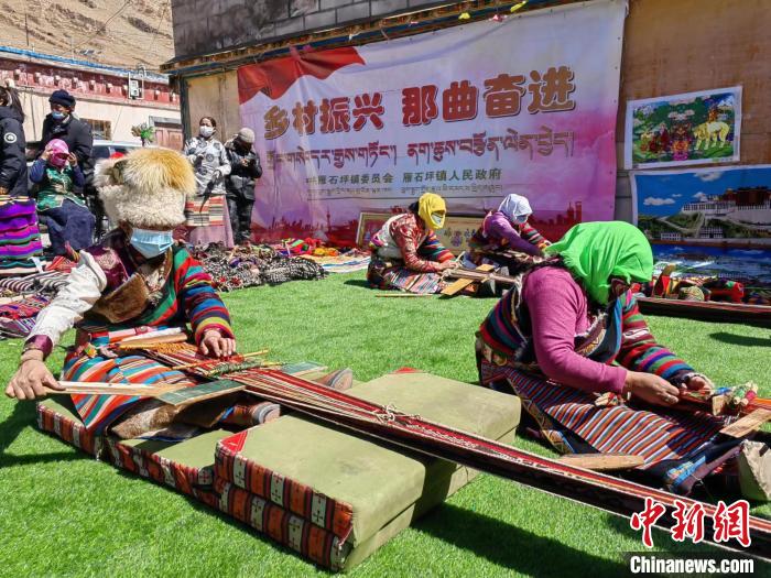 圖為2022年，安多縣雁石坪鎮(zhèn)“鄉(xiāng)村振興那曲奮進”編織技藝比賽現(xiàn)場。資料圖 那曲市“鄉(xiāng)村振興 那曲奮進”活動辦供圖