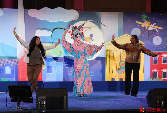 當(dāng)?shù)厝A人京劇社團(tuán)的青年演員現(xiàn)場(chǎng)表演京劇選段，并與現(xiàn)場(chǎng)觀眾近距離互動(dòng)。人民網(wǎng)記者 李志偉攝