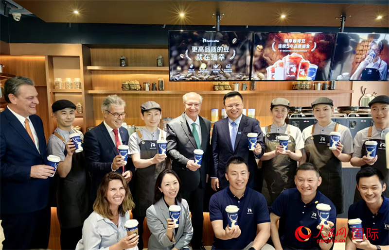 巴西副總統(tǒng)阿爾克明在北京某咖啡店推廣巴西咖啡。人民網(wǎng)記者 符園園攝