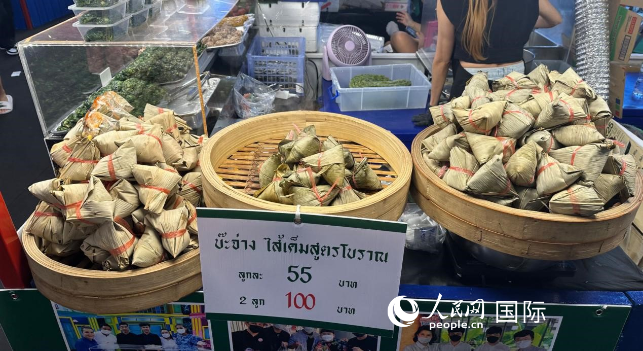 泰國街頭小吃店售賣粽子。人民網(wǎng)記者 簡承淵攝