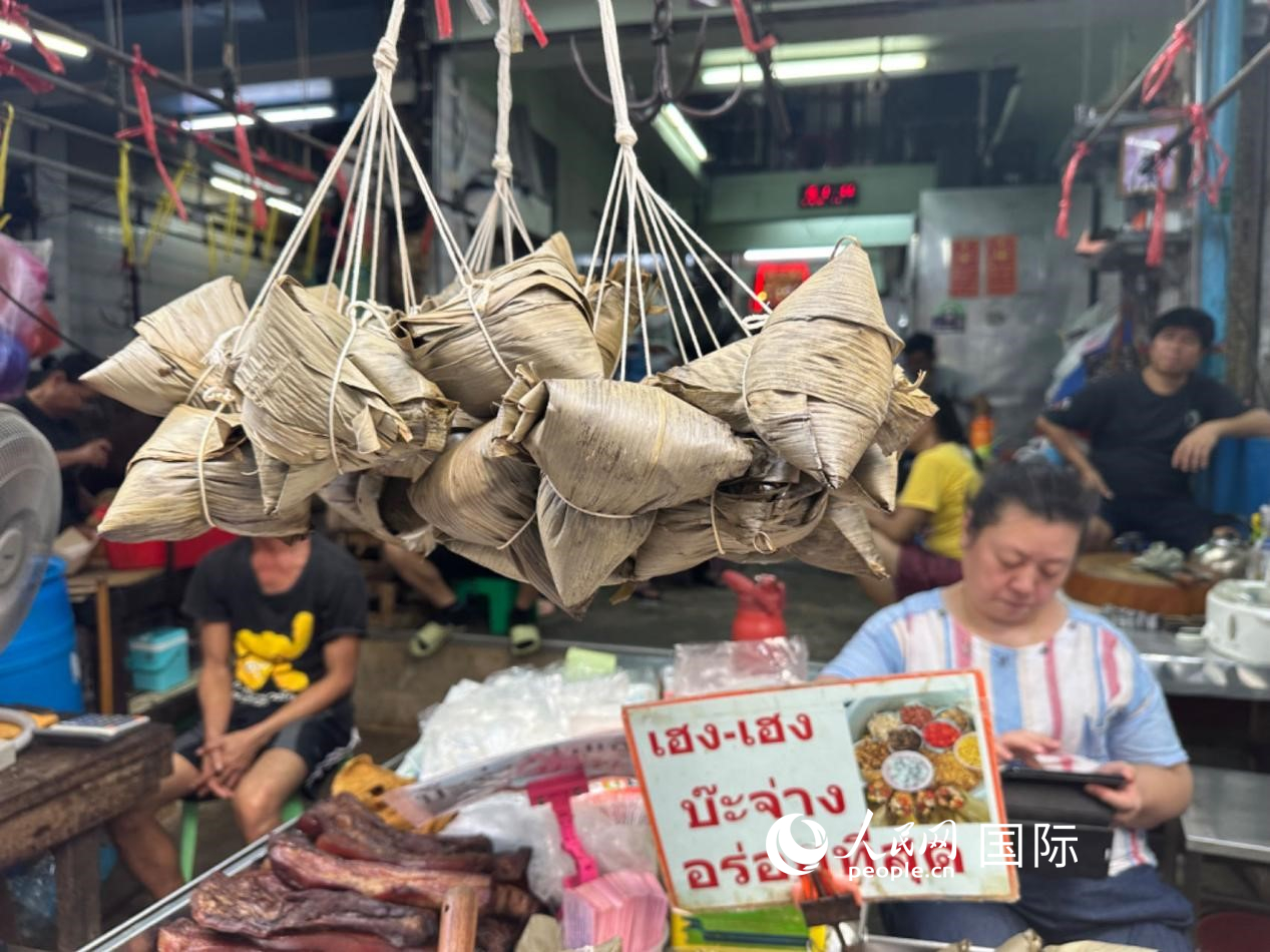 唐人街店鋪售賣的粽子。人民網(wǎng)記者 簡承淵攝