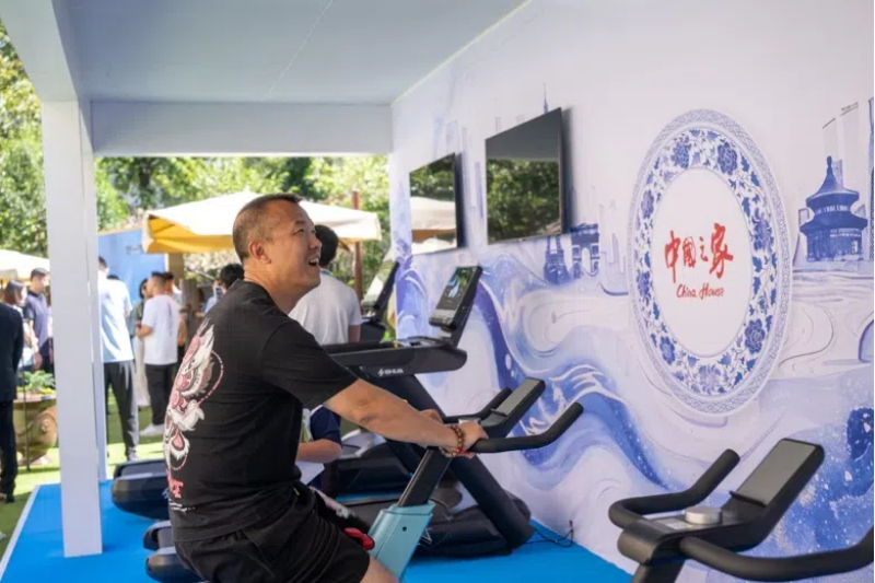 參觀者在智慧體育公園體驗(yàn)動(dòng)感單車。巴黎