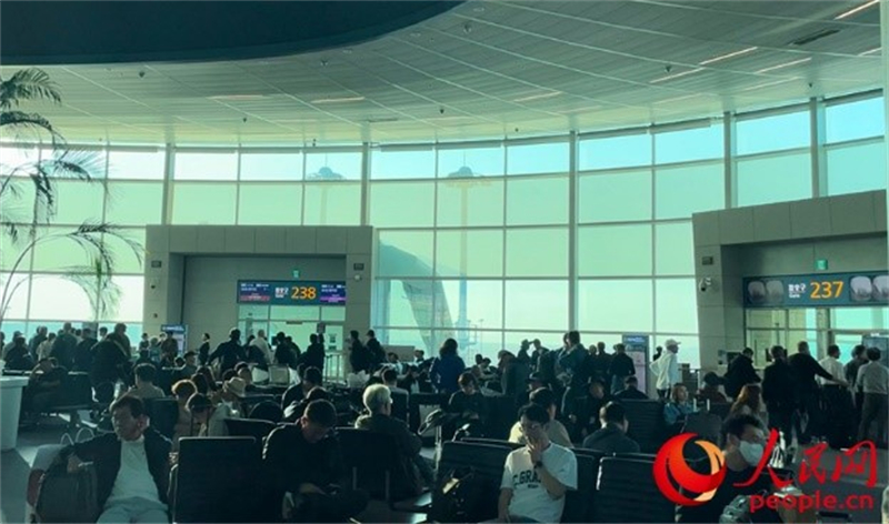 仁川機(jī)場(chǎng)等待登機(jī)的旅客。人民網(wǎng) 李帆攝