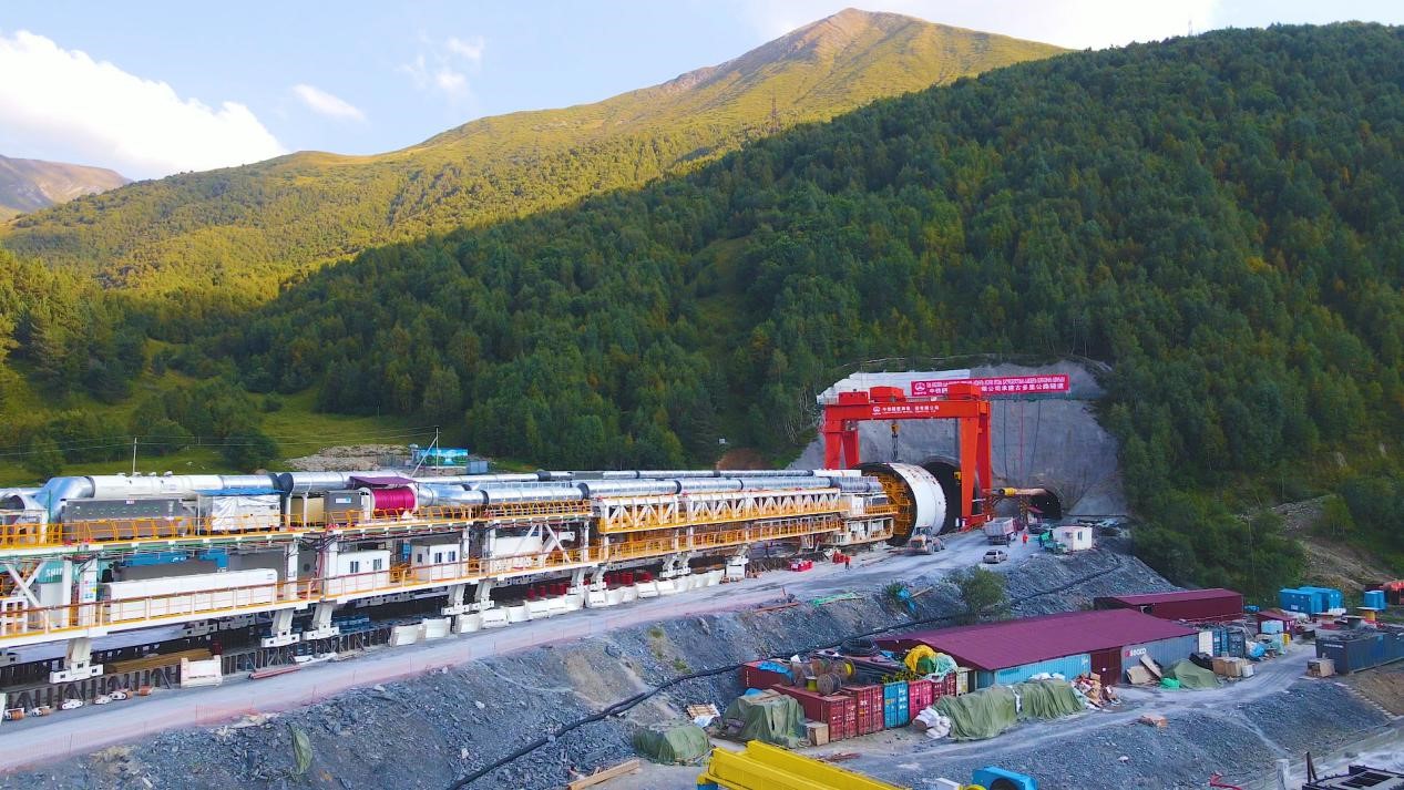 “高加索號”單護(hù)盾硬巖掘進(jìn)機(jī)（TBM）。中鐵隧道局格魯吉亞KK公路隧道項(xiàng)目部供圖
