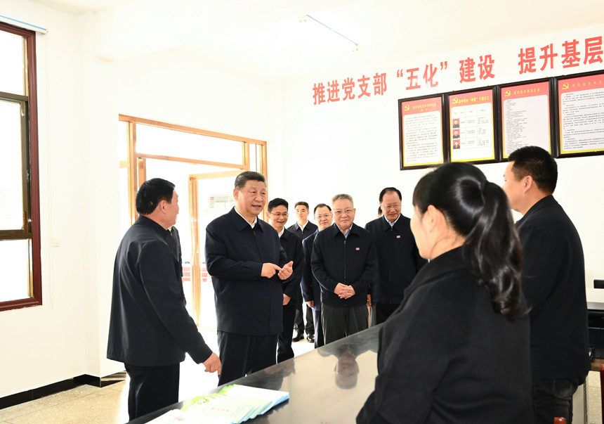 2024年3月18日至21日，中共中央總書記、國(guó)家主席、中央軍委主席習(xí)近平在湖南考察。這是19日下午，習(xí)近平在常德市鼎城區(qū)謝家鋪鎮(zhèn)港中坪村黨群服務(wù)中心了解當(dāng)?shù)貫榛鶎訙p負(fù)、提升基層治理效能等情況。新華社記者 燕雁 攝