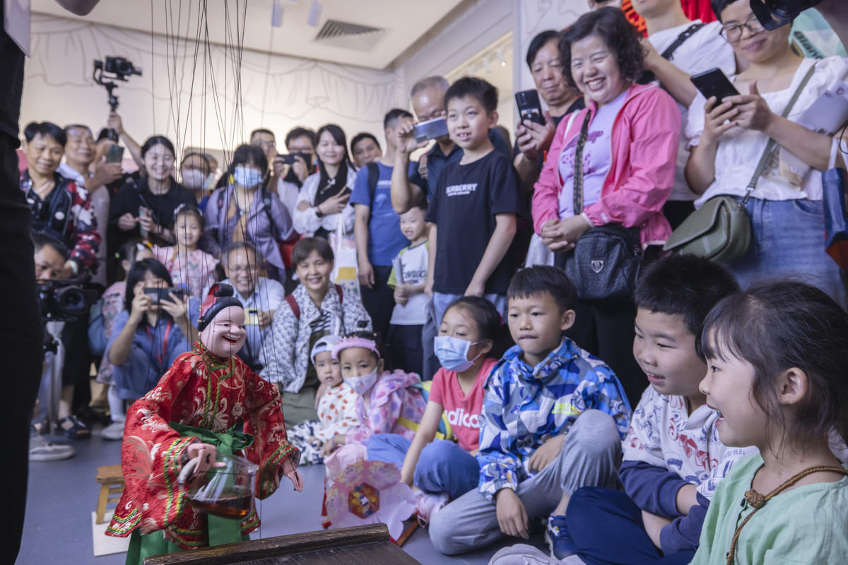 5月1日，廣州市白鵝潭大灣區(qū)藝術(shù)中心非物質(zhì)文化遺產(chǎn)館內(nèi)，精彩的梅縣提線木偶戲表演吸引了眾多游客駐足觀賞。 來(lái)源：人民圖片網(wǎng)
