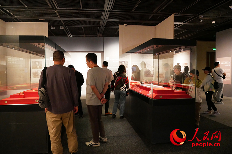 “五一”假期，游客在首都博物館參觀展覽。人民網(wǎng)記者 韋衍行攝