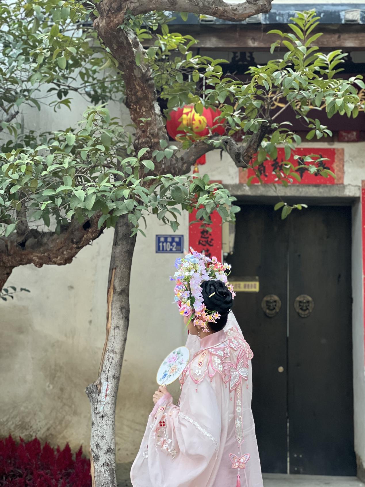 福建泉州，頭戴簪花的游客正拍照留念。人民網(wǎng) 歐陽易佳攝