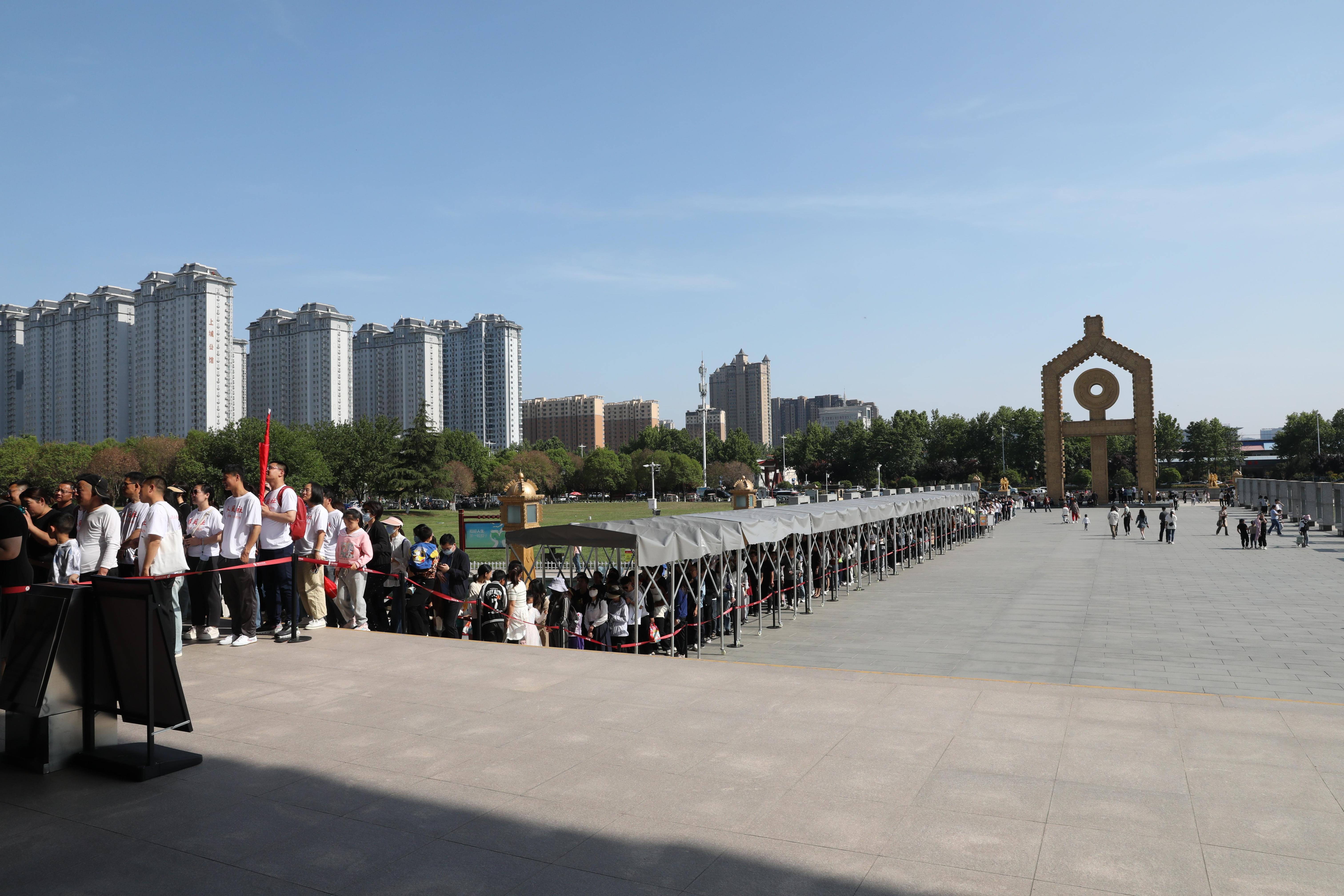 “五一”期間，中國(guó)文字博物館外游客有序排隊(duì)。中國(guó)文字博物館供圖