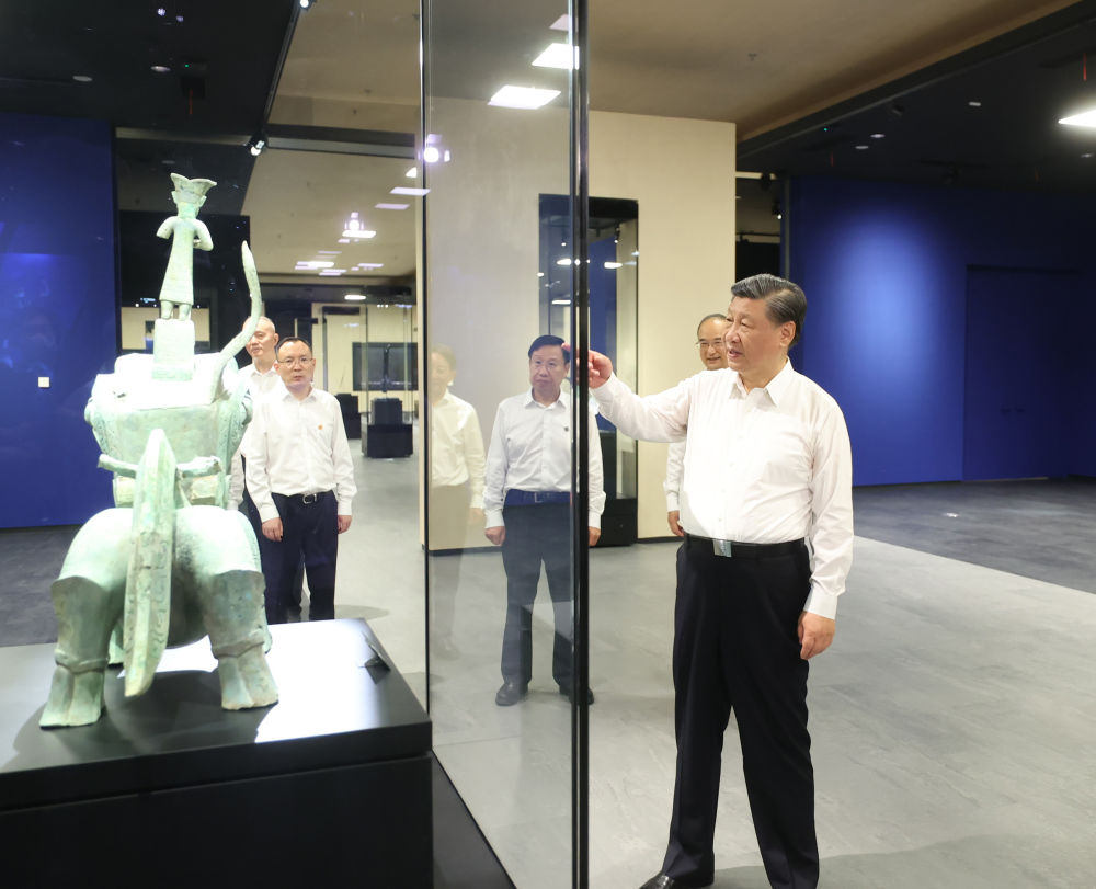 2023年7月26日，習(xí)近平總書記在四川省德陽市考察了三星堆博物館，了解當(dāng)?shù)貧v史文化遺址發(fā)掘研究、文物保護(hù)修復(fù)等情況。