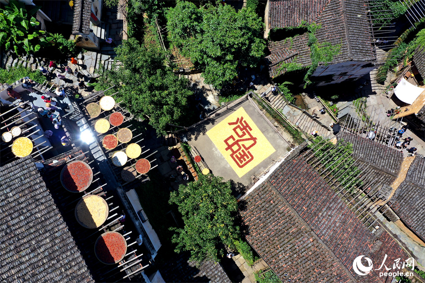 篁嶺曬秋大媽用農(nóng)作物曬出“活力中國”。人民網(wǎng)記者 時(shí)雨攝