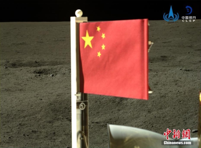 6月4日，中國(guó)國(guó)家航天局公布了嫦娥六號(hào)探測(cè)器在月球背面的五星紅旗展示影像。鮮艷的五星紅旗再次閃耀月球，這也是中國(guó)首次在月球背面獨(dú)立動(dòng)態(tài)展示國(guó)旗。<a target='_blank' href='/'><p  align=