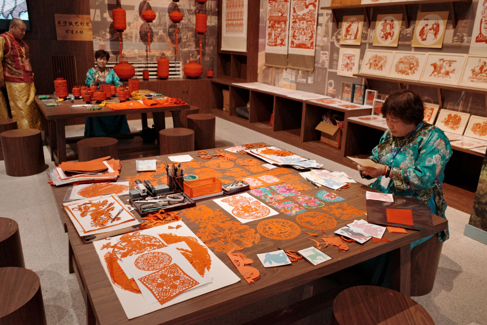 “氣象萬(wàn)千——中國(guó)非遺保護(hù)實(shí)踐主題展”上，非遺傳承人現(xiàn)場(chǎng)展示。人民網(wǎng)記者 劉微攝