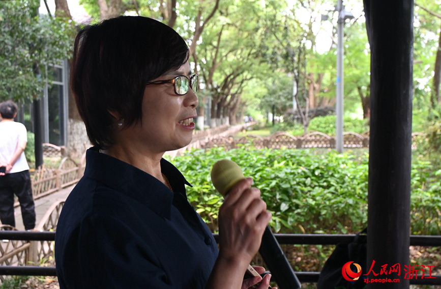 面向運河，任國萍放聲歌唱。人民網(wǎng)記者 張麗瑋