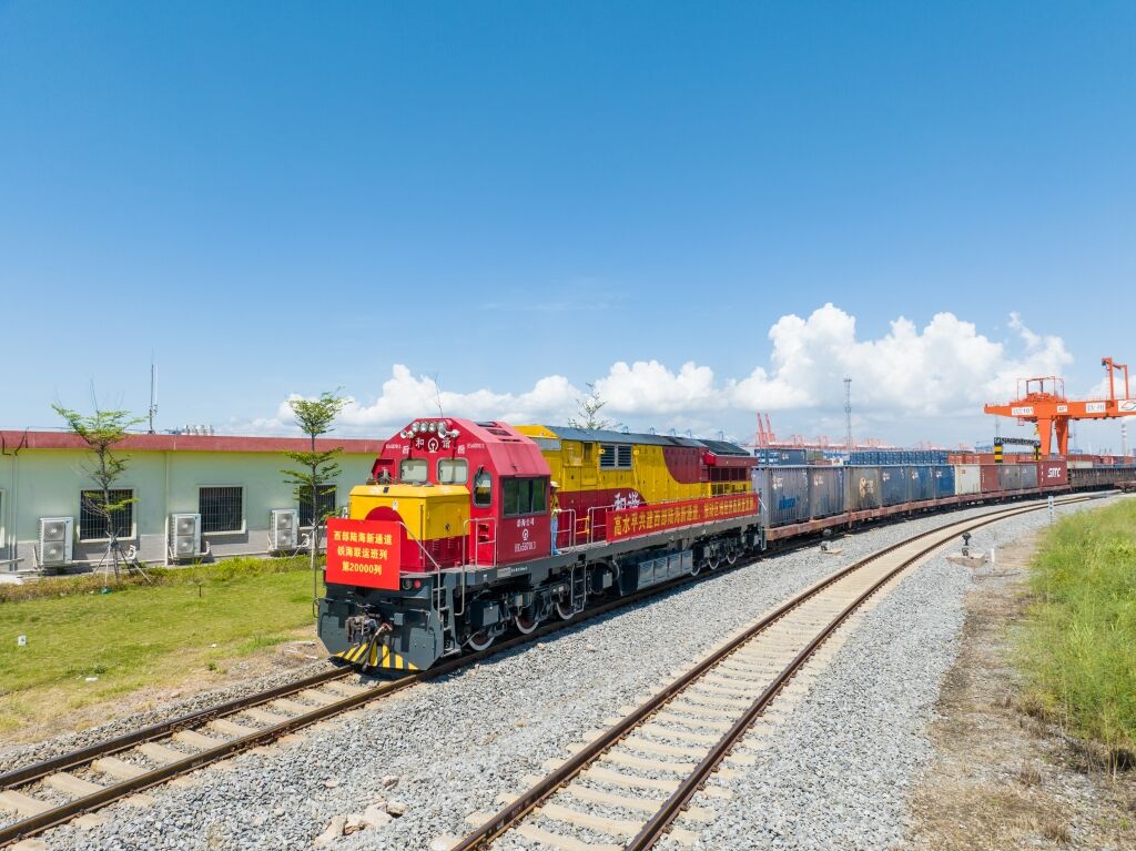 01 陸海新通道第20000列班車。陸海新通道運(yùn)營(yíng)公司供圖