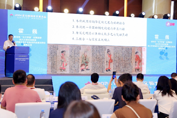 講好中華民族共同體故事，讓網(wǎng)絡(luò)“連心”更“聚心”