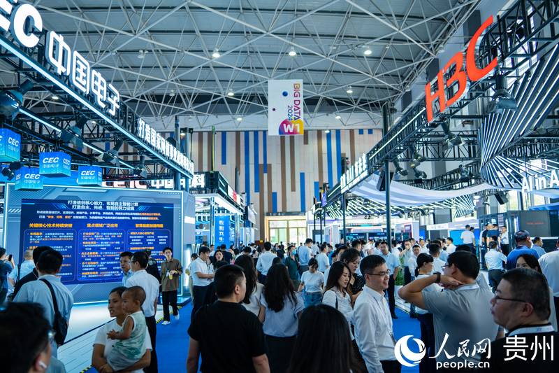 3、2024數(shù)博會共吸引400余家展商參展。人民網(wǎng) 陽茜攝.jpg