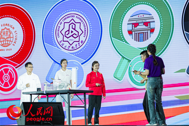 陳夢(mèng)與南開學(xué)子互動(dòng)。人民網(wǎng)記者 于凱攝