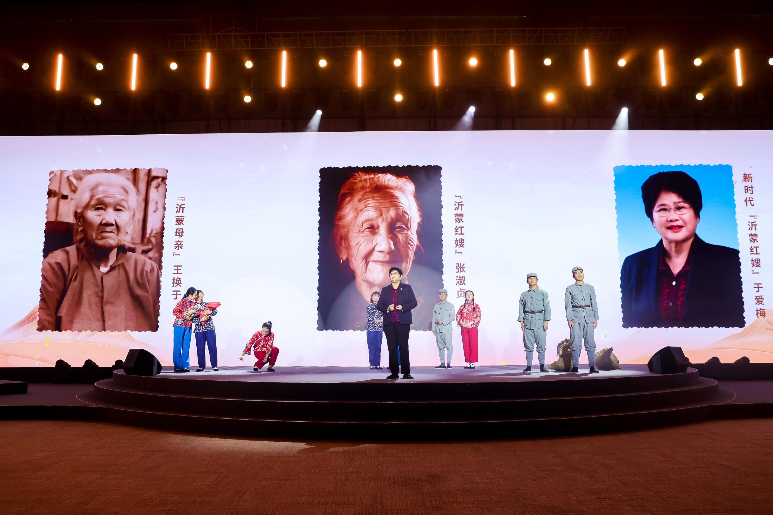 “何以中國(guó)·弦歌不輟”網(wǎng)絡(luò)主題活動(dòng)現(xiàn)場(chǎng)，于愛梅講述“沂蒙紅嫂”的故事。人民視頻供圖。