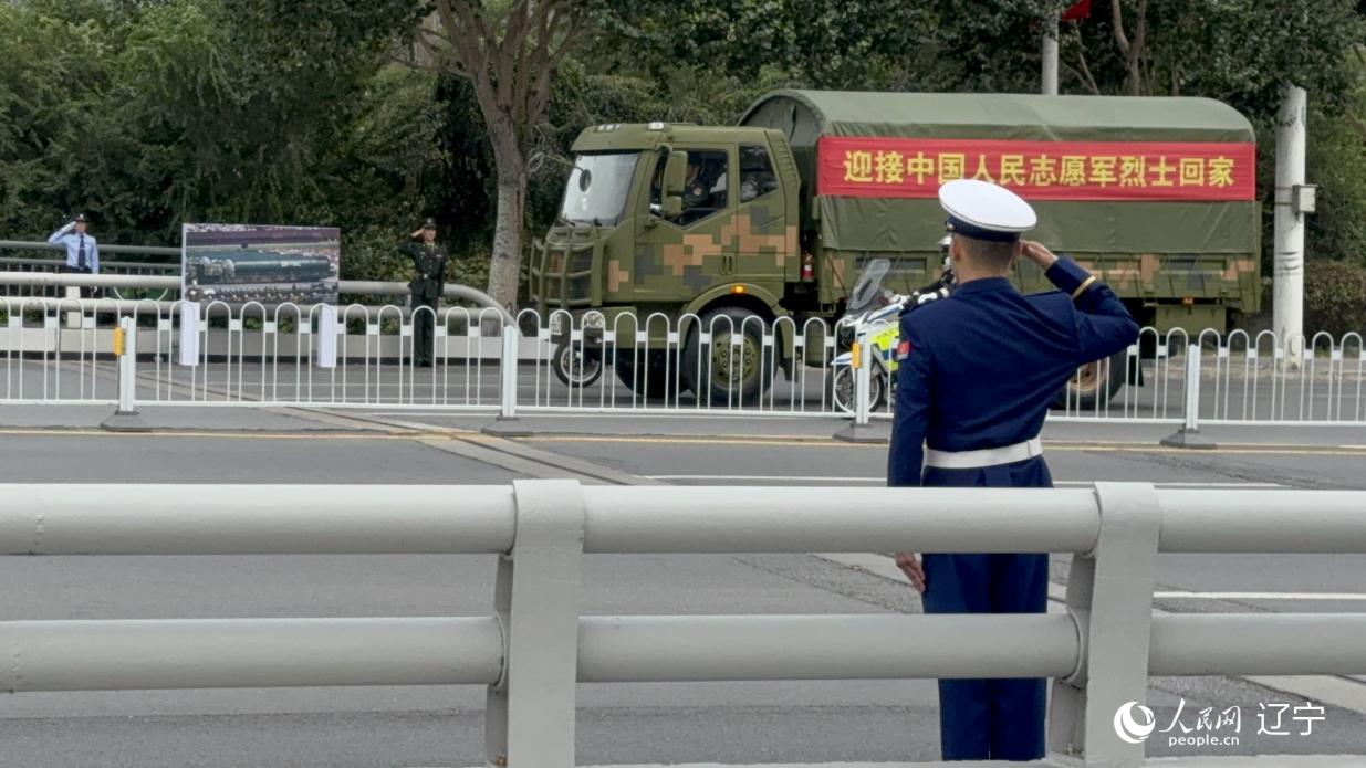沈陽市渾河橋東側(cè)，擺放著東風—5C導彈的受閱照片。人民網(wǎng)記者 湯龍攝