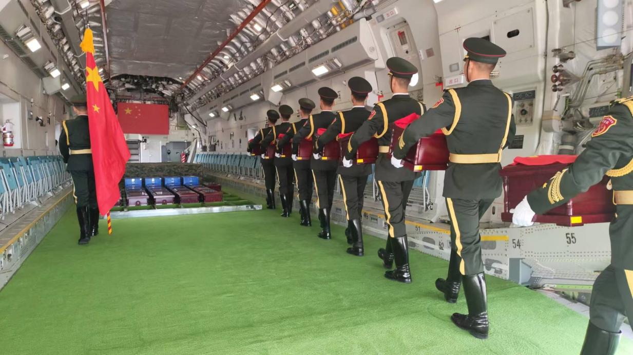 在韓國仁川國際機場，引靈手徐澤東引領中國人民解放軍儀仗司禮大隊禮兵護送英烈遺骸棺槨登上空軍“運-20”專機啟程回國?？照麄骶止﹫D
