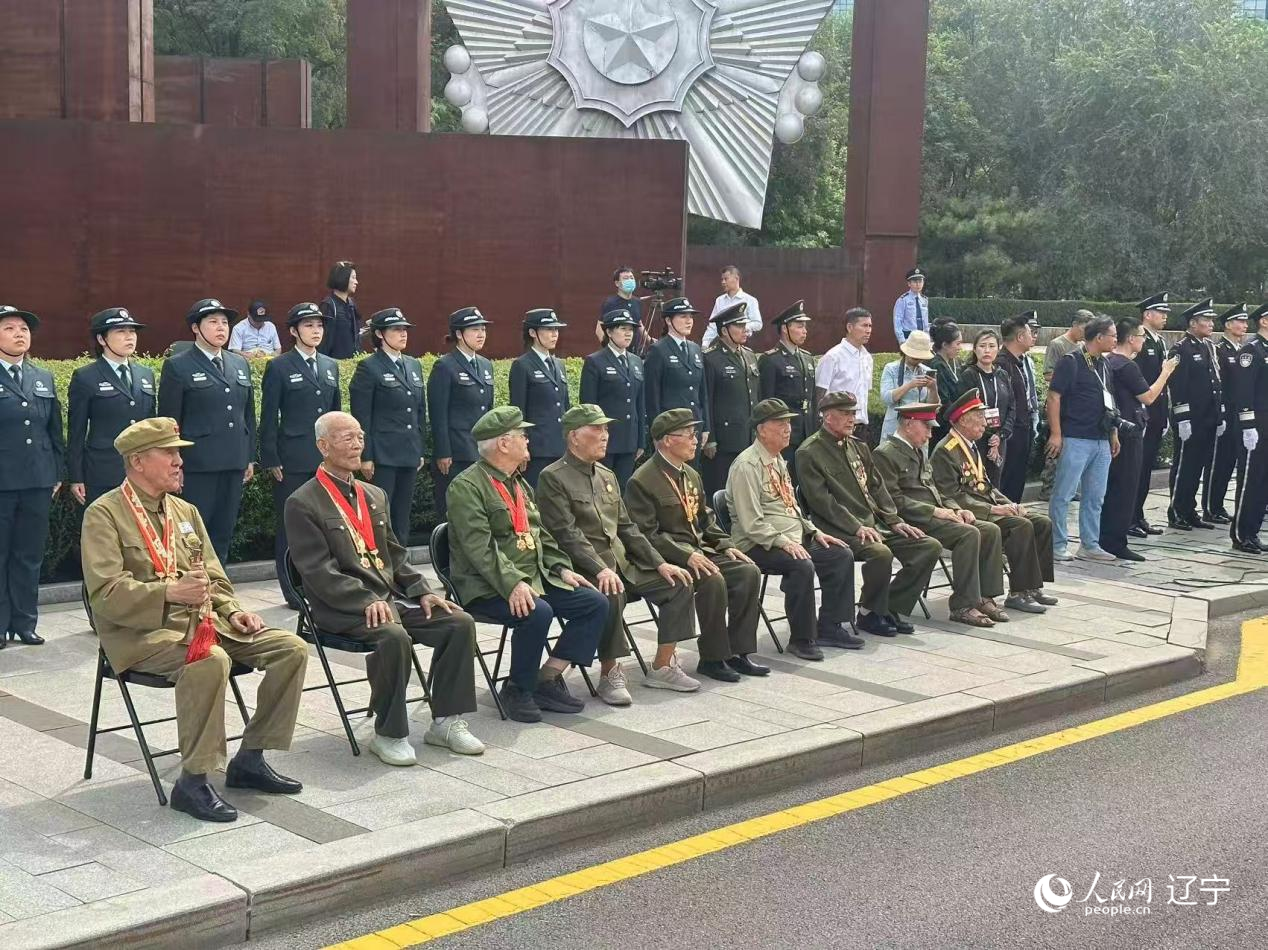 沈陽抗美援朝烈士陵園門前，志愿軍老戰(zhàn)士等候戰(zhàn)友的歸隊。人民網(wǎng)記者 周頌雪攝