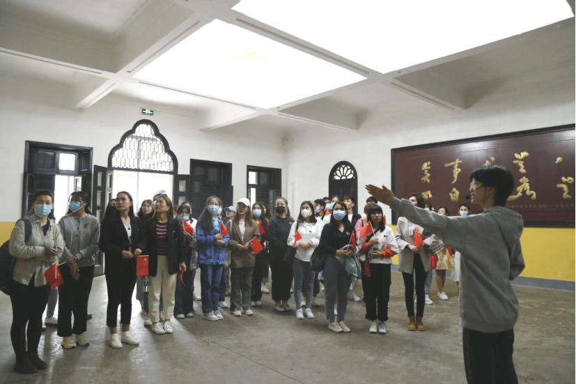 2021年5月20日，在喜迎中國共產(chǎn)黨建黨100周年之際，我校開展了少數(shù)民族學生“學黨史、感恩黨、跟黨走”紅色研學活動。