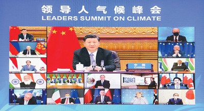 2021年4月22日晚，應(yīng)美國(guó)總統(tǒng)拜登邀請(qǐng)，國(guó)家主席習(xí)近平在北京以視頻方式出席領(lǐng)導(dǎo)人氣候峰會(huì)，并發(fā)表題為《共同構(gòu)建人與自然生命共同體》的重要講話。新華社記者 李 響攝