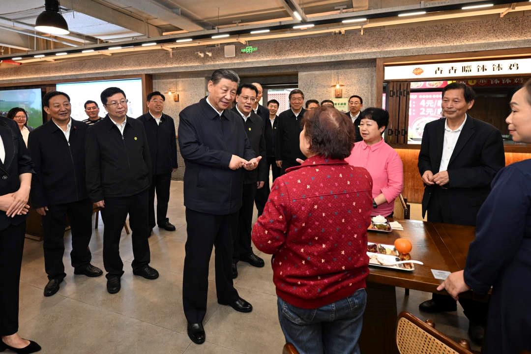 △2024年4月22日，習(xí)近平總書記來到重慶九龍坡區(qū)謝家灣街道民主村社區(qū)考察。