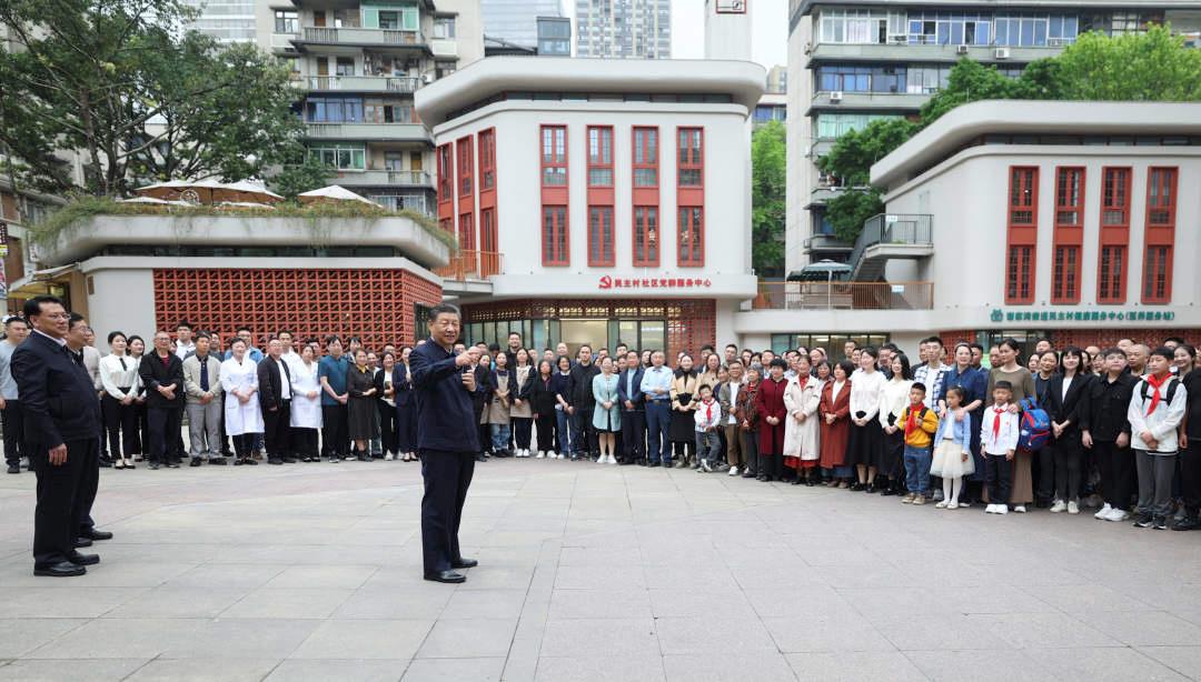△2024年4月22日，習(xí)近平總書記來到重慶九龍坡區(qū)謝家灣街道民主村社區(qū)考察。