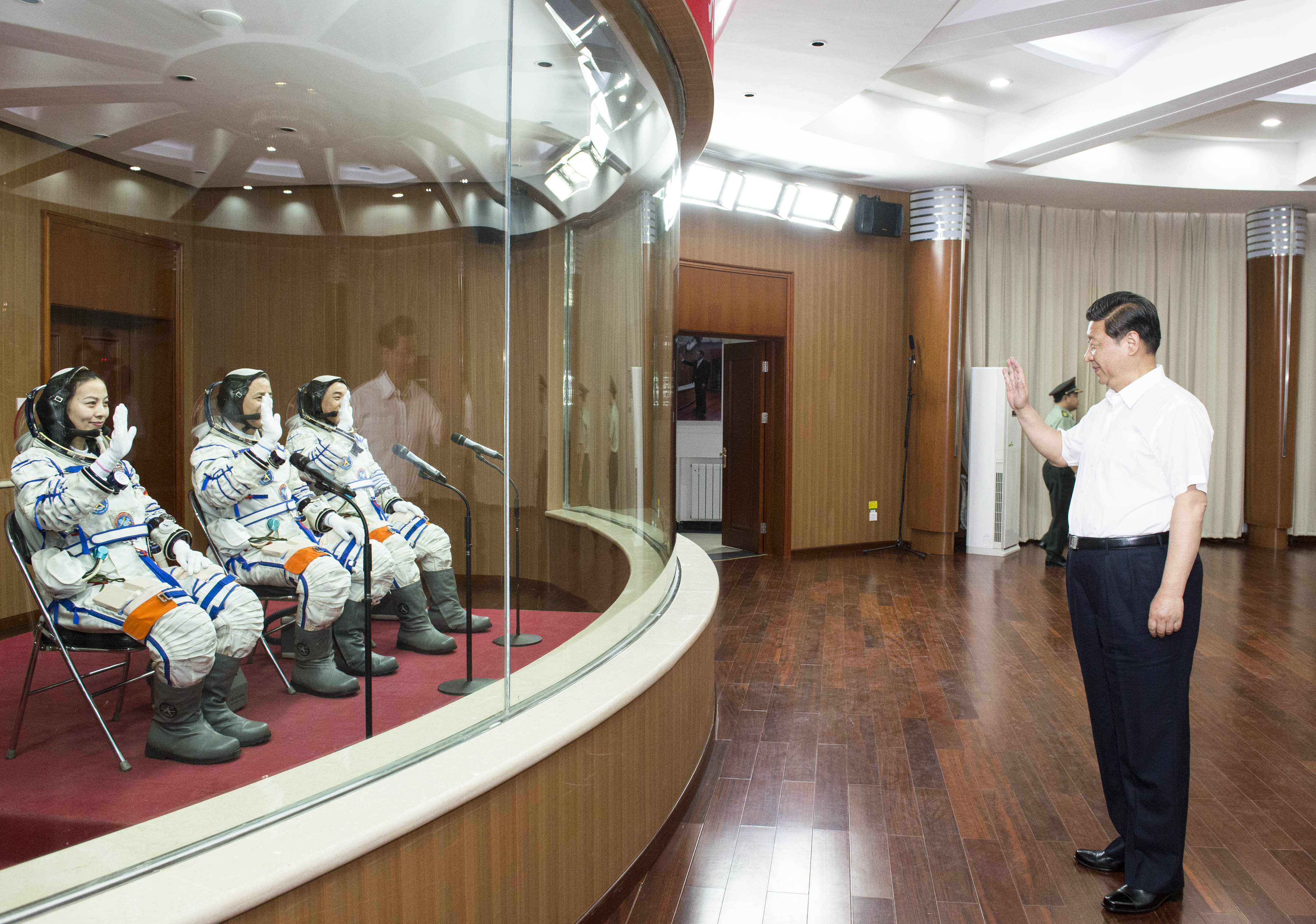 2013年6月11日，習(xí)近平總書記在酒泉衛(wèi)星發(fā)射中心觀看神舟十號載人飛船發(fā)射。這是習(xí)近平向即將出征的航天員聶海勝、張曉光、王亞平揮手致意。