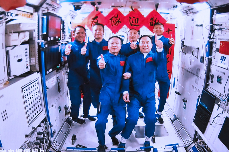2023年5月30日，在北京航天飛行控制中心拍攝的神舟十五號航天員乘組與神舟十六號航天員乘組拍下“全家?！钡漠嬅?。