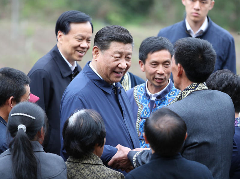 2019年4月15日至17日，中共中央總書記、國家主席、中央軍委主席習近平在重慶考察，并主持召開解決“兩不愁三保障”突出問題座談會。這是4月15日下午，習近平在石柱土家族自治縣中益鄉(xiāng)華溪村同村民親切交流。新華社記者 丁海濤 攝