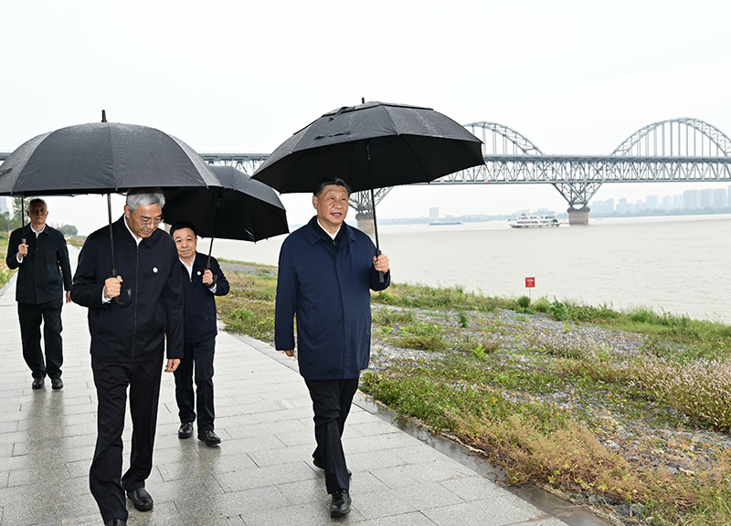 2023年10月10日至13日，中共中央總書記、國家主席、中央軍委主席習近平在江西考察。這是10日下午，習近平在長江國家文化公園九江城區(qū)段考察時，冒雨沿江堤步行察看沿岸風貌。新華社記者 謝環(huán)馳 攝