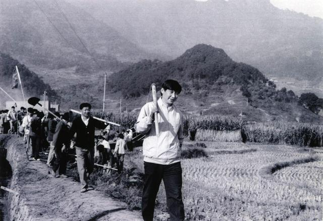 1989年12月2日，時(shí)任中共寧德地委書記的習(xí)近平帶領(lǐng)地直機(jī)關(guān)千余名干部到寧德縣南漈水利工地參加清溝排障修整水渠勞動(dòng)。新華社發(fā)